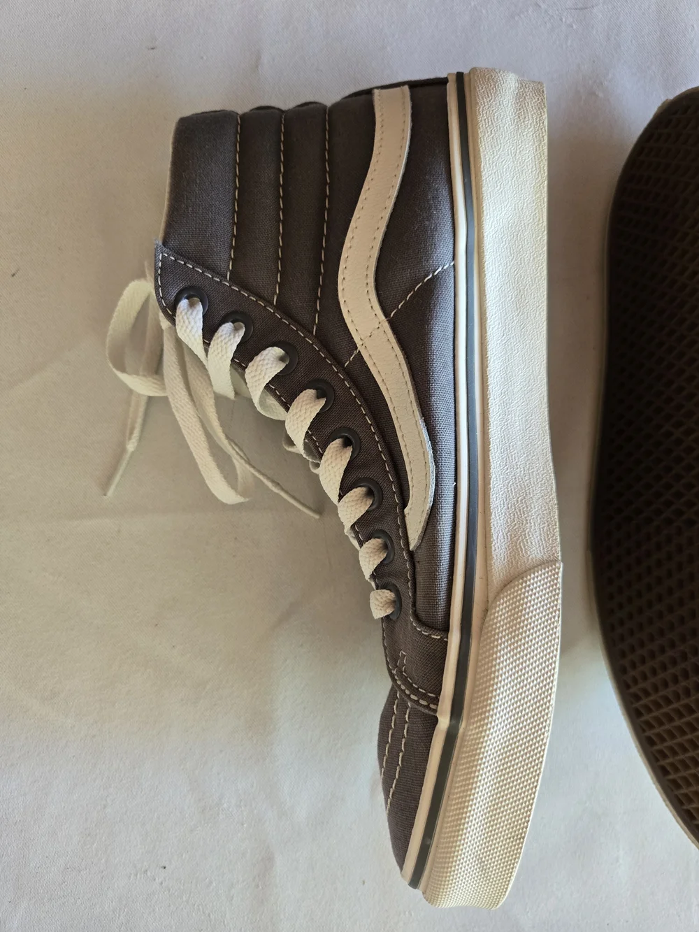 Classic Vans High-Top Skateboarding Sneaker in Gray and White M5.5, W7